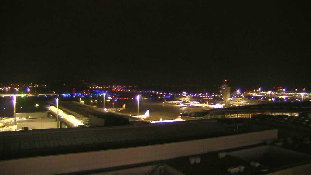 Kloten: Flughafen - Zuerich Flughafen Webcam Dock B