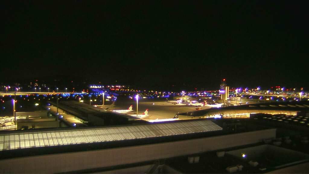 Kloten: Flughafen - Zuerich Flughafen Webcam Dock B