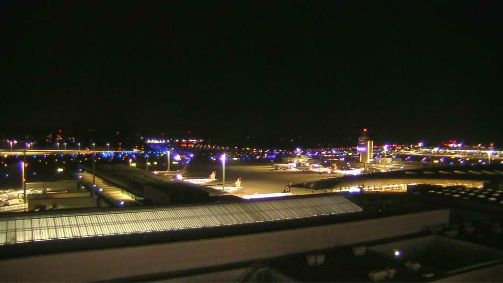 Kloten: Flughafen - Zuerich Flughafen Webcam Dock B