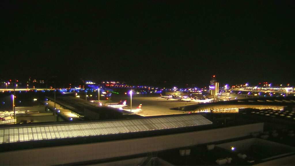 Kloten: Flughafen - Zuerich Flughafen Webcam Dock B