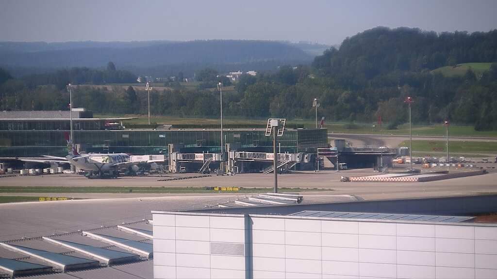 Kloten: Flughafen - Zuerich Flughafen Webcam Dock B