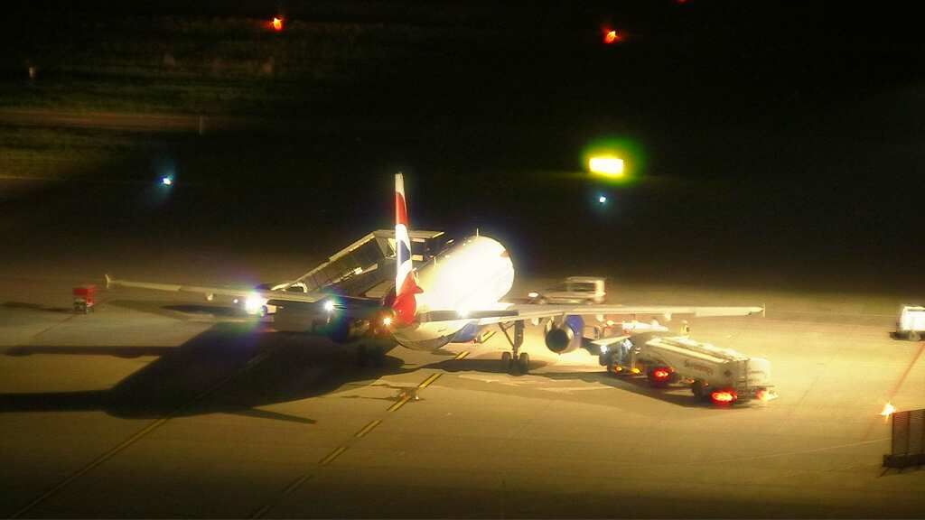 Kloten: Flughafen - Zuerich Flughafen Webcam Dock B