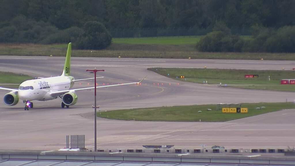 Kloten: Flughafen - Zuerich Flughafen Webcam Dock B