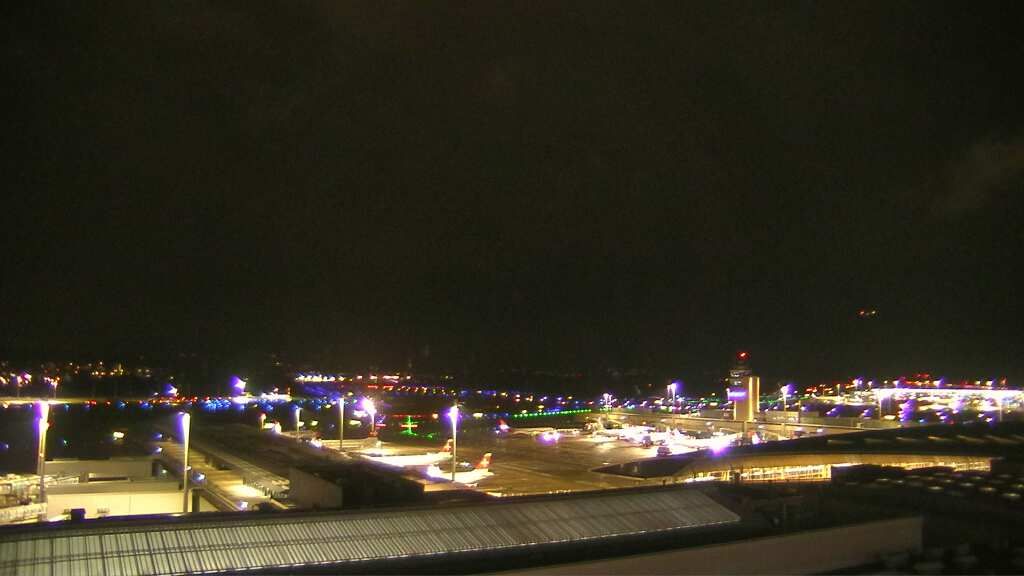 Kloten: Flughafen - Zuerich Flughafen Webcam Dock B