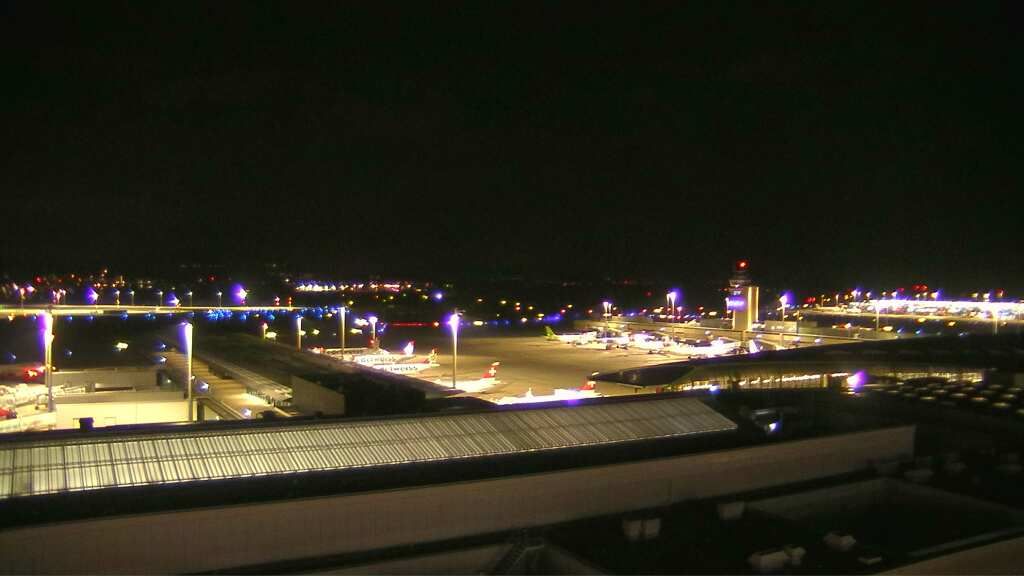 Kloten: Flughafen - Zuerich Flughafen Webcam Dock B