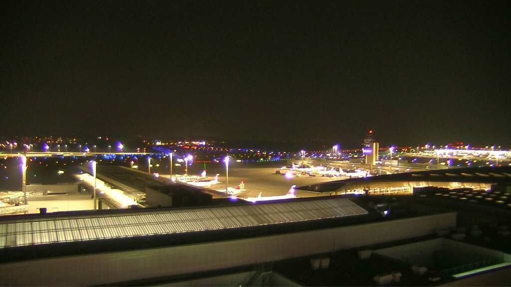 Kloten: Flughafen - Zuerich Flughafen Webcam Dock B