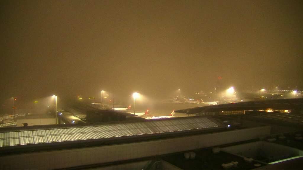 Kloten: Flughafen - Zuerich Flughafen Webcam Dock B