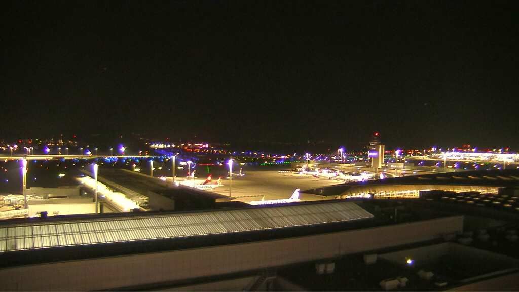 Kloten: Flughafen - Zuerich Flughafen Webcam Dock B