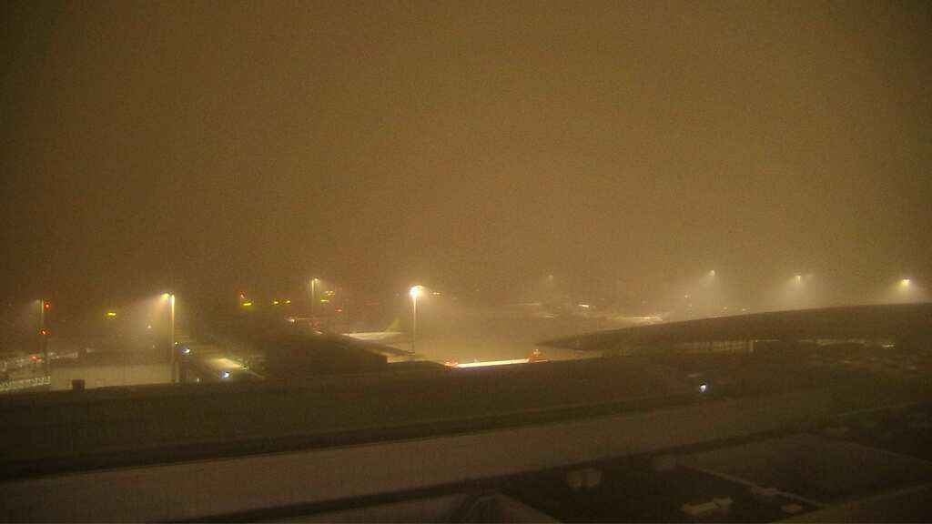 Kloten: Flughafen - Zuerich Flughafen Webcam Dock B