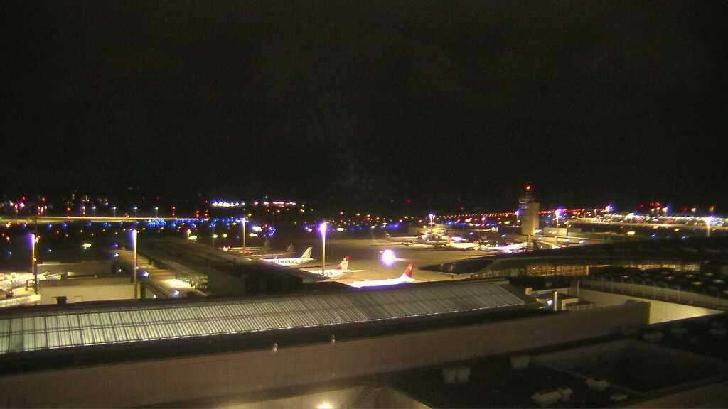 Kloten: Flughafen - Zuerich Flughafen Webcam Dock B