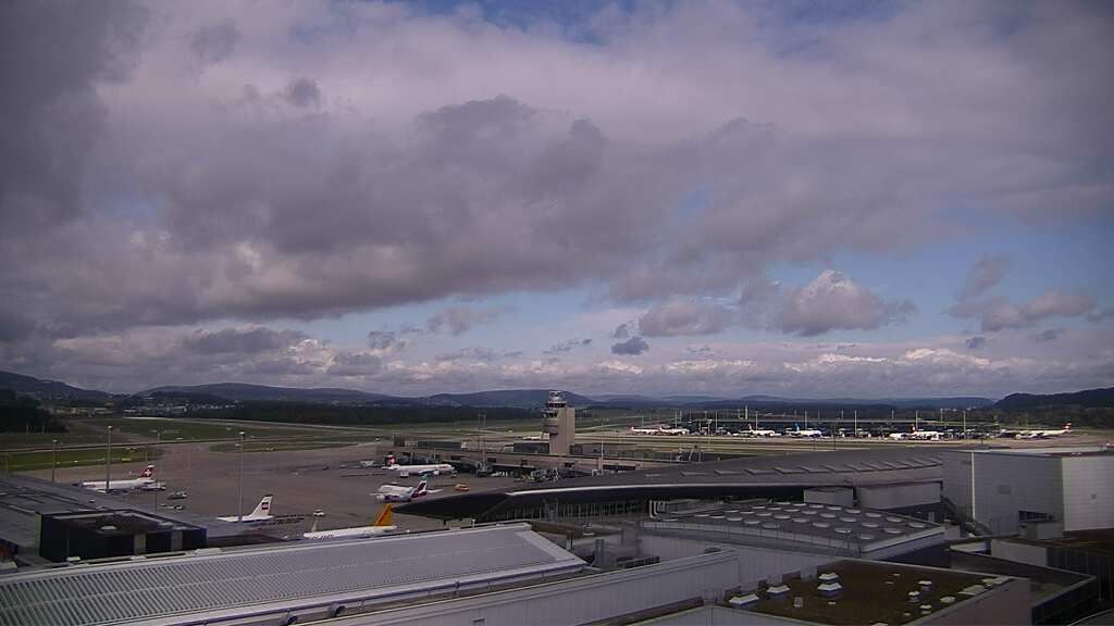 Kloten: Flughafen - Zuerich Flughafen Webcam Dock B