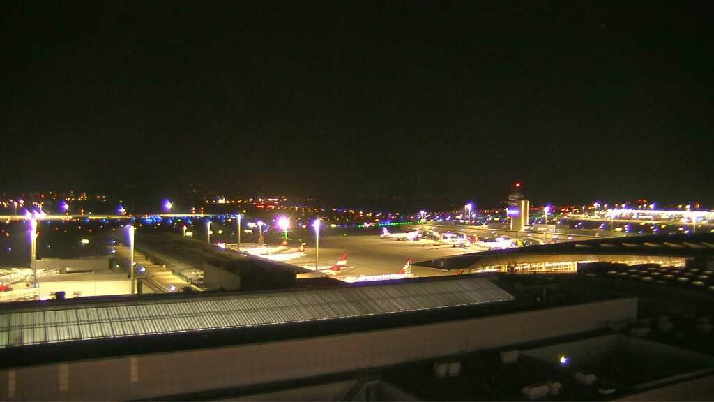 Kloten: Flughafen - Zuerich Flughafen Webcam Dock B