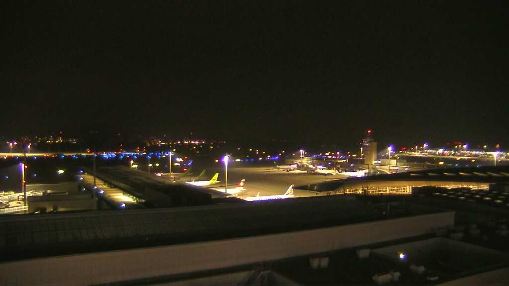 Kloten: Flughafen - Zuerich Flughafen Webcam Dock B