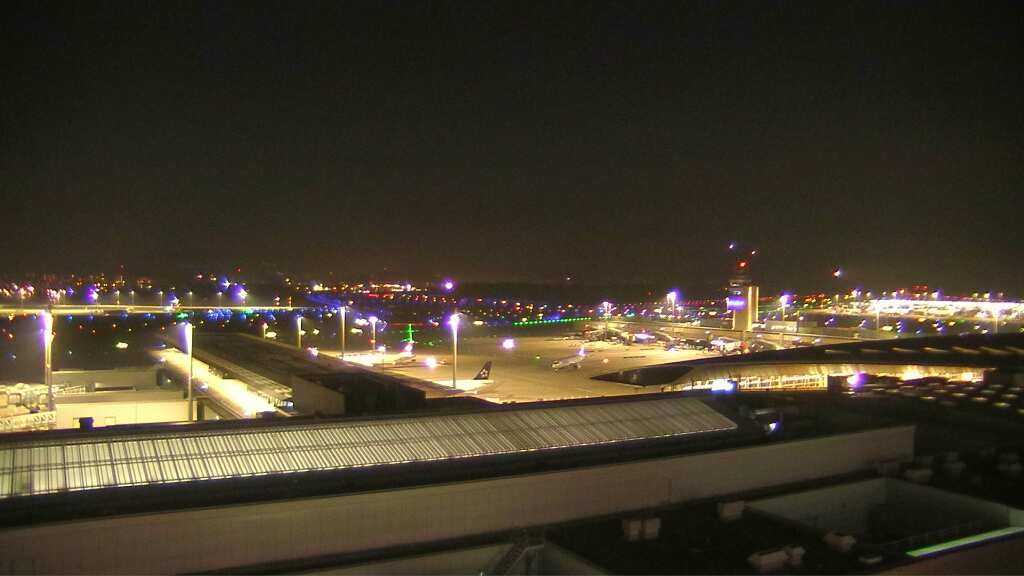 Kloten: Flughafen - Zuerich Flughafen Webcam Dock B