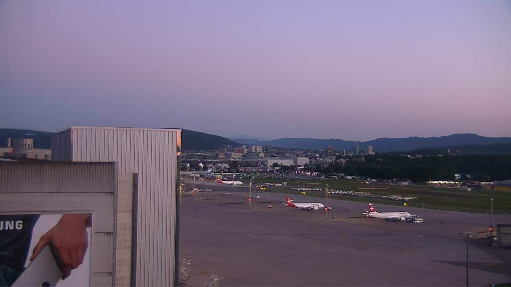 Kloten: Flughafen - Zuerich Flughafen Webcam Dock B