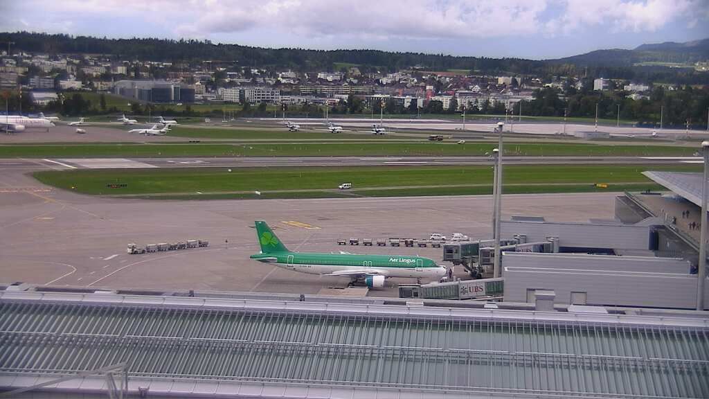 Kloten: Flughafen - Zuerich Flughafen Webcam Dock B