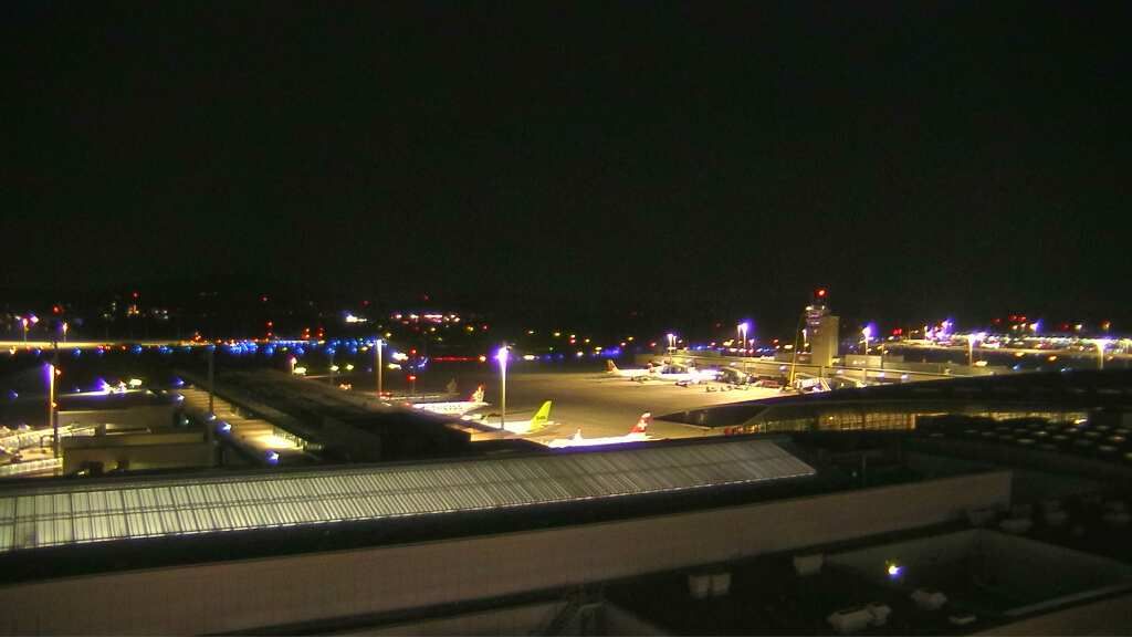 Kloten: Flughafen - Zuerich Flughafen Webcam Dock B