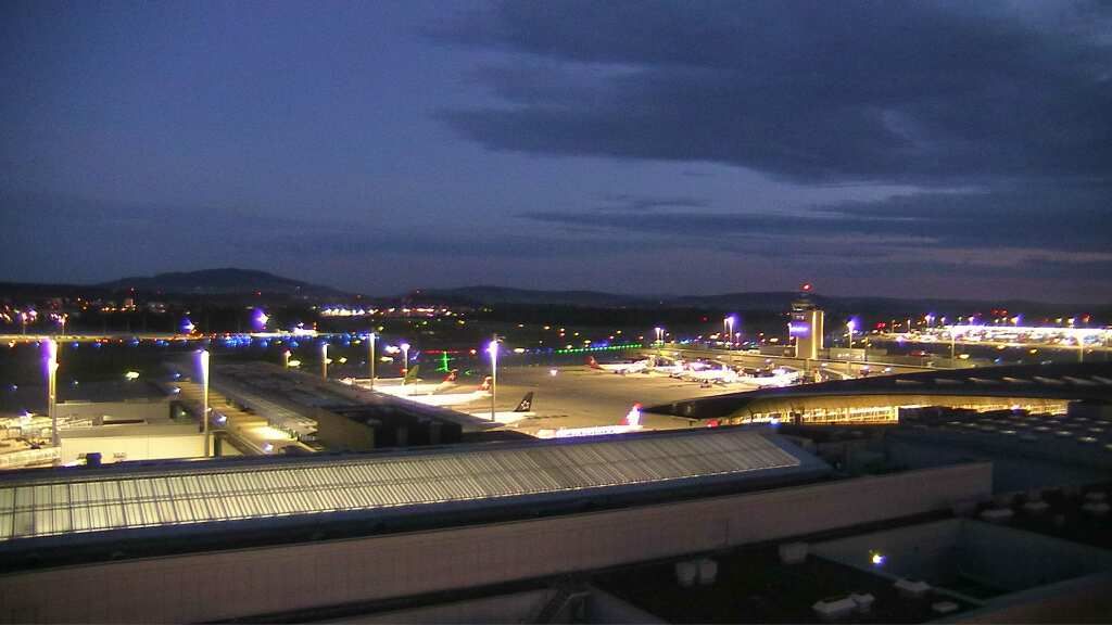 Kloten: Flughafen - Zuerich Flughafen Webcam Dock B