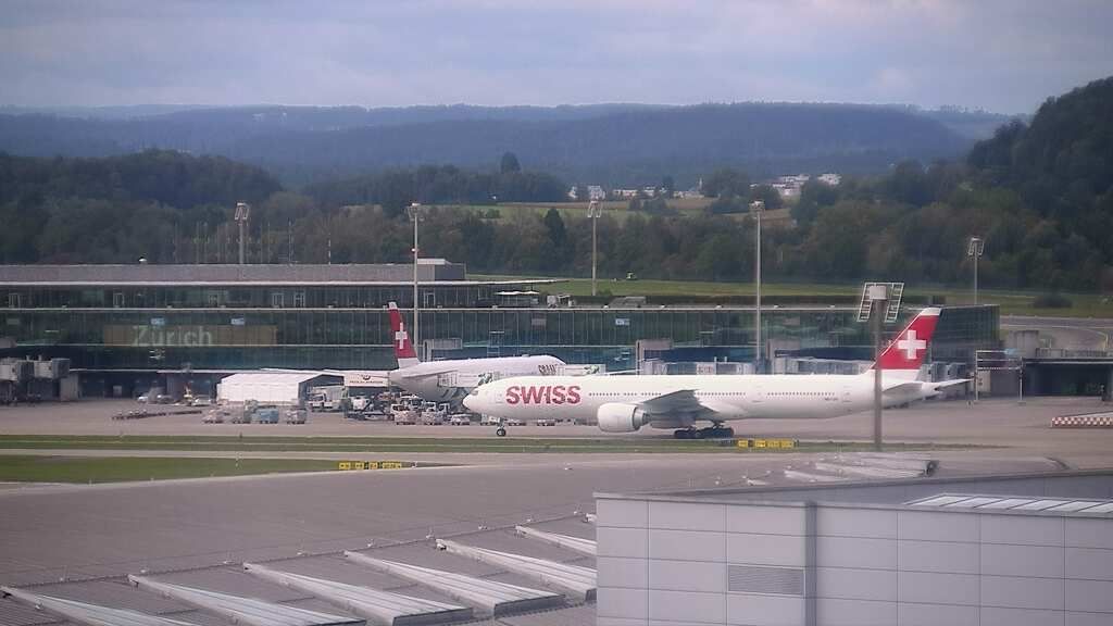 Kloten: Flughafen - Zuerich Flughafen Webcam Dock B