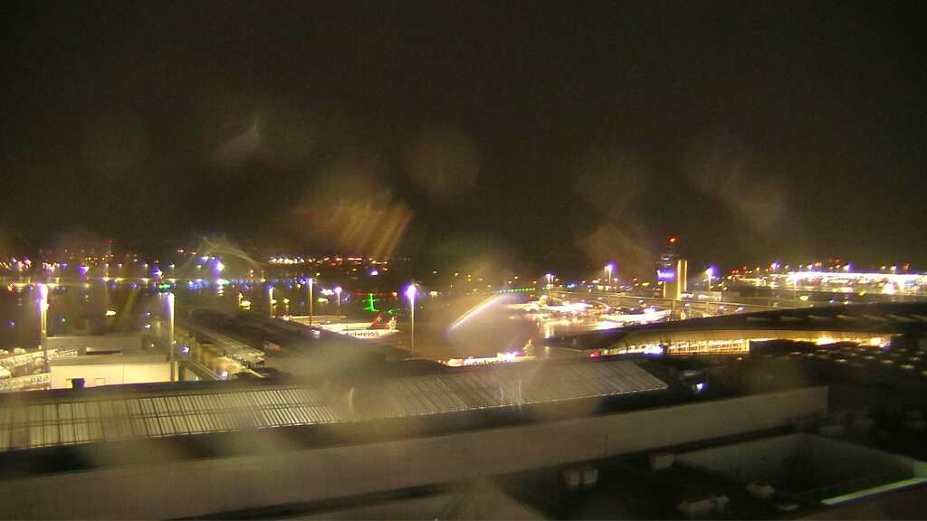 Kloten: Flughafen - Zuerich Flughafen Webcam Dock B