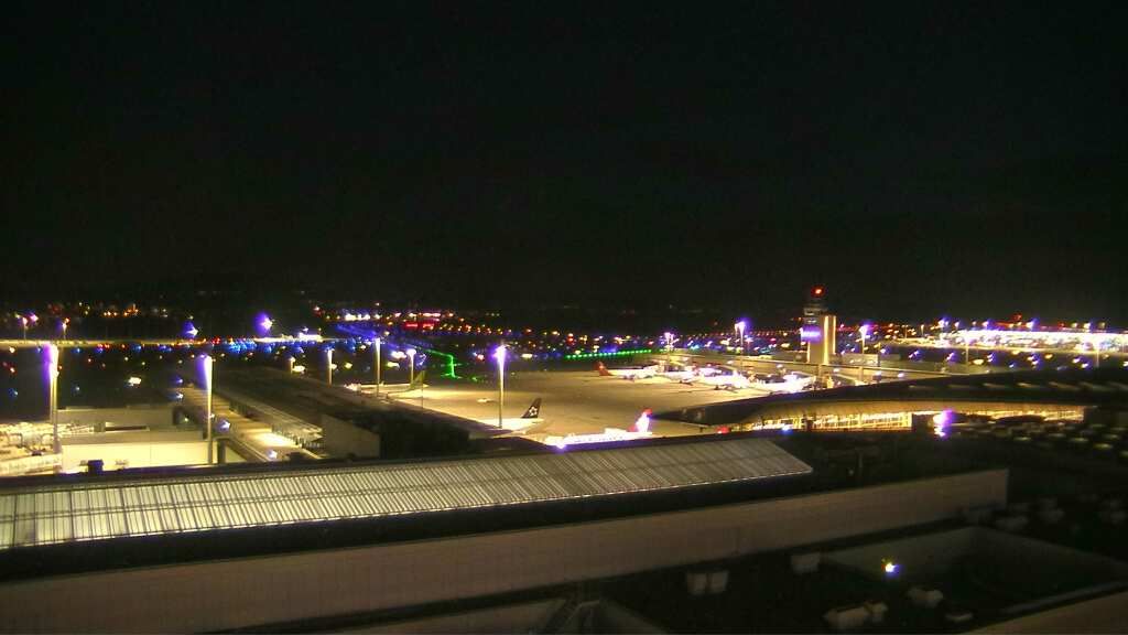 Kloten: Flughafen - Zuerich Flughafen Webcam Dock B