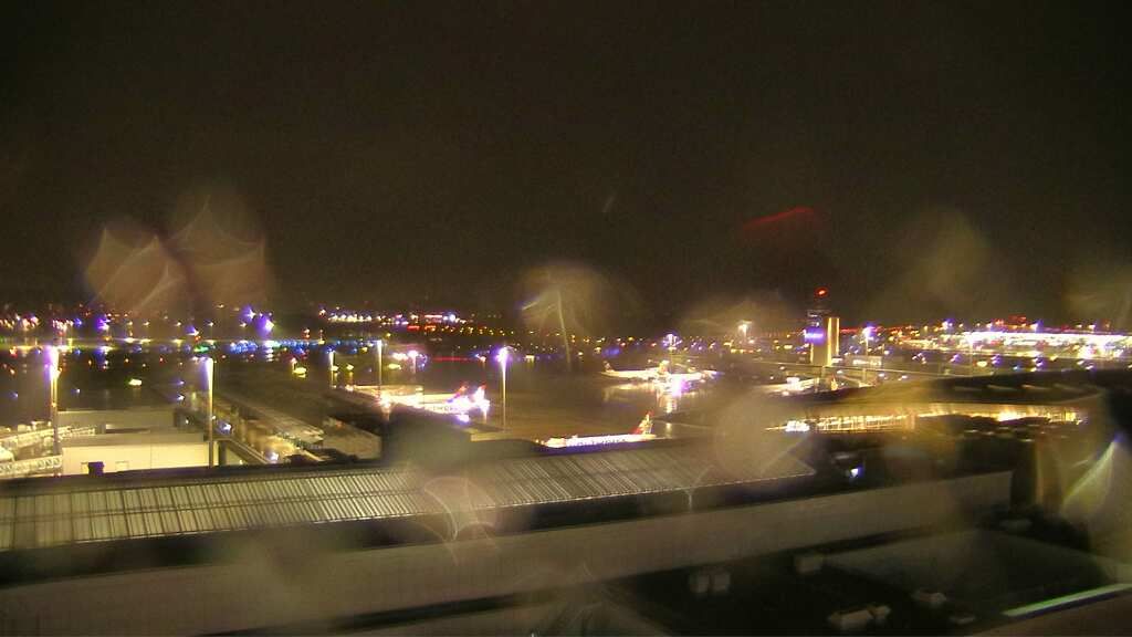 Kloten: Flughafen - Zuerich Flughafen Webcam Dock B