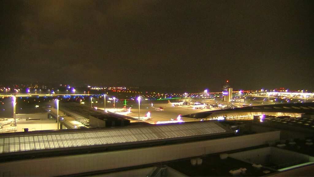 Kloten: Flughafen - Zuerich Flughafen Webcam Dock B