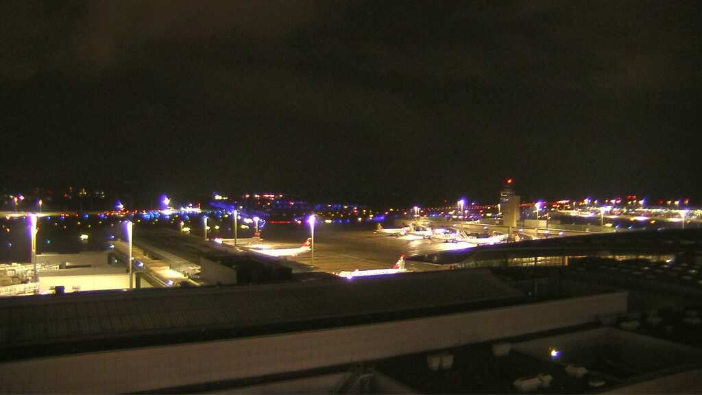 Kloten: Flughafen - Zuerich Flughafen Webcam Dock B