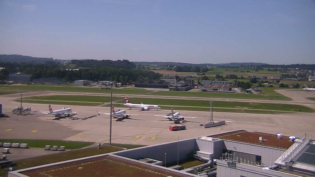 Kloten: Flughafen - Zuerich Flughafen Webcam Dock B