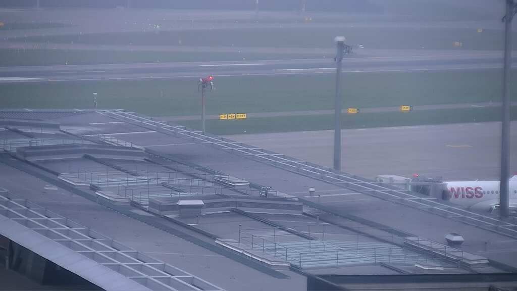 Kloten: Flughafen - Zuerich Flughafen Webcam Dock B