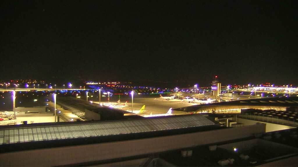 Kloten: Flughafen - Zuerich Flughafen Webcam Dock B