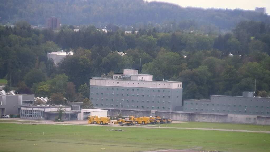 Kloten: Flughafen - Zuerich Flughafen Webcam Dock B