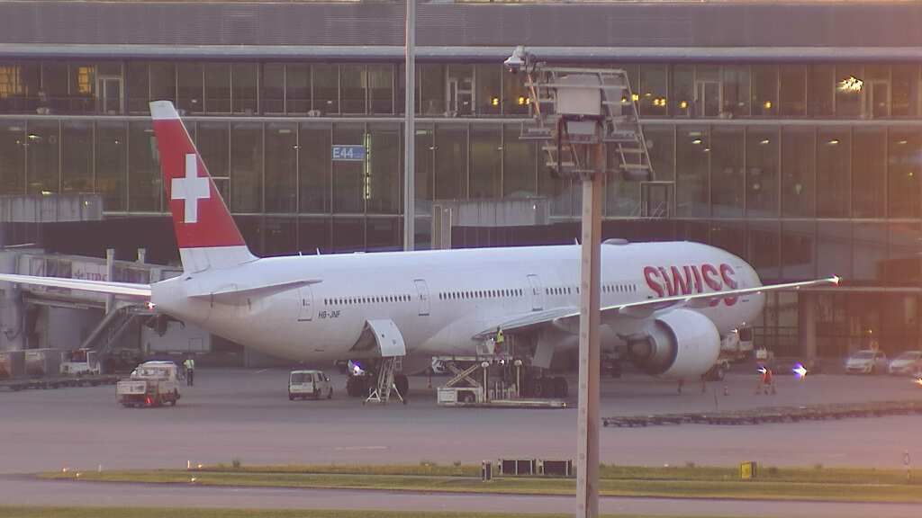 Kloten: Flughafen - Zuerich Flughafen Webcam Dock B