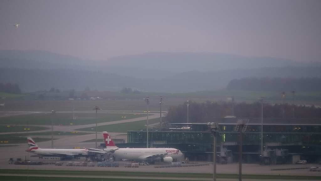 Kloten: Flughafen - Zuerich Flughafen Webcam Dock B