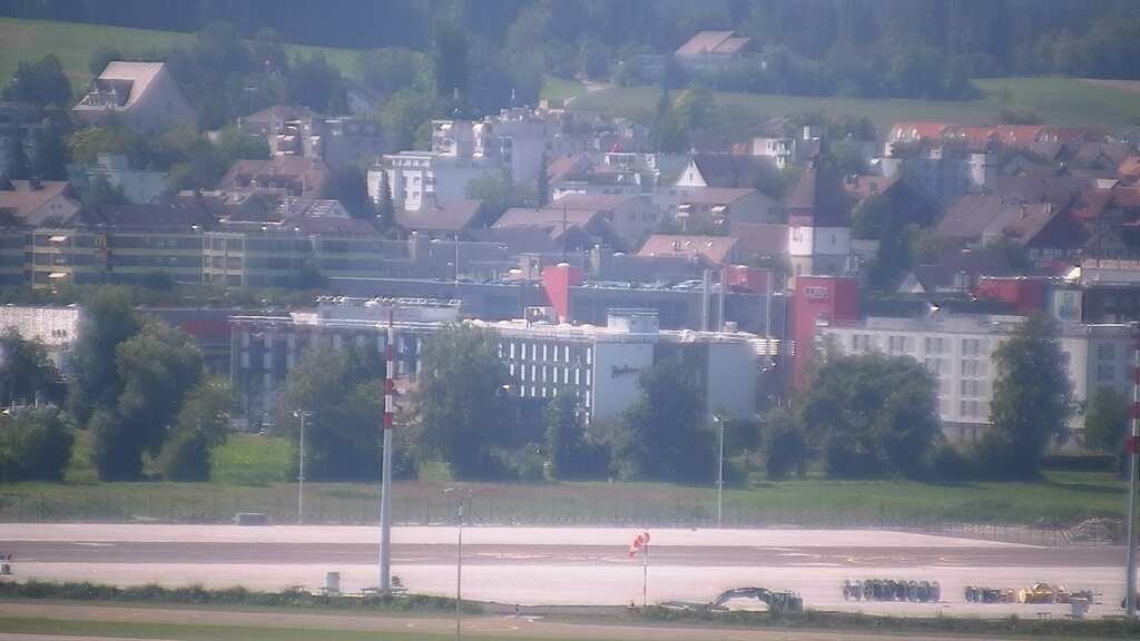 Kloten: Flughafen - Zuerich Flughafen Webcam Dock B