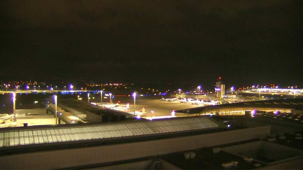 Kloten: Flughafen - Zuerich Flughafen Webcam Dock B