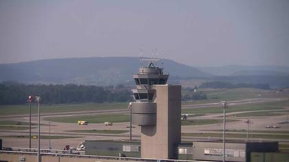 Kloten: Flughafen - Zuerich Flughafen Webcam Dock B