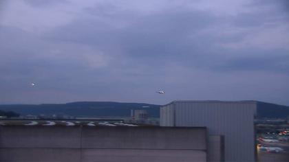 Kloten: Flughafen - Zuerich Flughafen Webcam Dock B