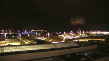 Kloten: Flughafen - Zuerich Flughafen Webcam Dock B