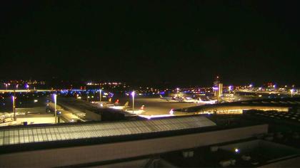 Kloten: Flughafen - Zuerich Flughafen Webcam Dock B