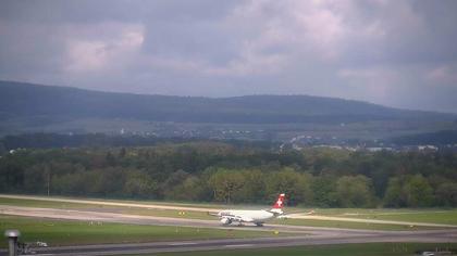 Kloten: Flughafen - Zuerich Flughafen Webcam Dock B