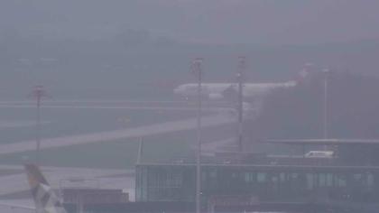 Kloten: Flughafen - Zuerich Flughafen Webcam Dock B