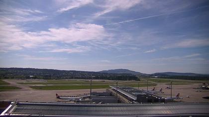 Kloten: Flughafen - Zuerich Flughafen Webcam Dock B