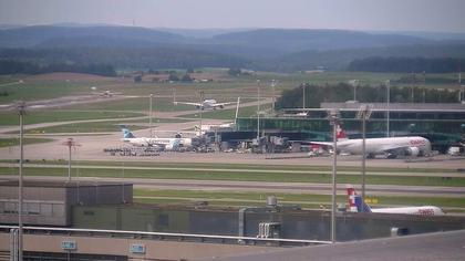 Kloten: Flughafen - Zuerich Flughafen Webcam Dock B