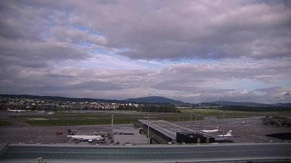 Kloten: Flughafen - Zuerich Flughafen Webcam Dock B