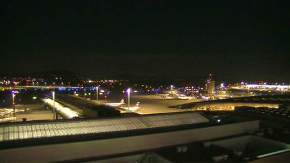 Kloten: Flughafen - Zuerich Flughafen Webcam Dock B