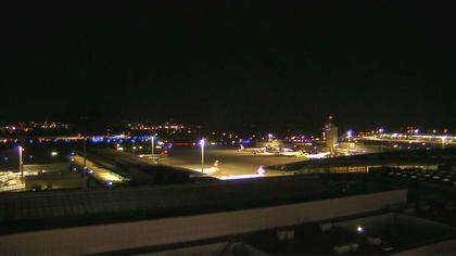 Kloten: Flughafen - Zuerich Flughafen Webcam Dock B