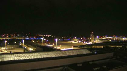 Kloten: Flughafen - Zuerich Flughafen Webcam Dock B