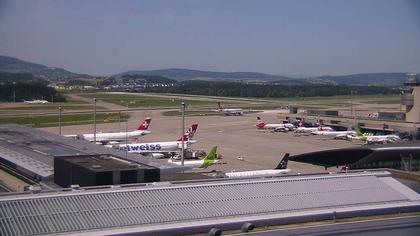 Kloten: Flughafen - Zuerich Flughafen Webcam Dock B