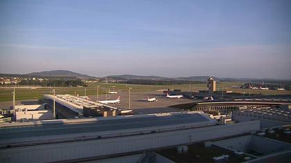 Kloten: Flughafen - Zuerich Flughafen Webcam Dock B